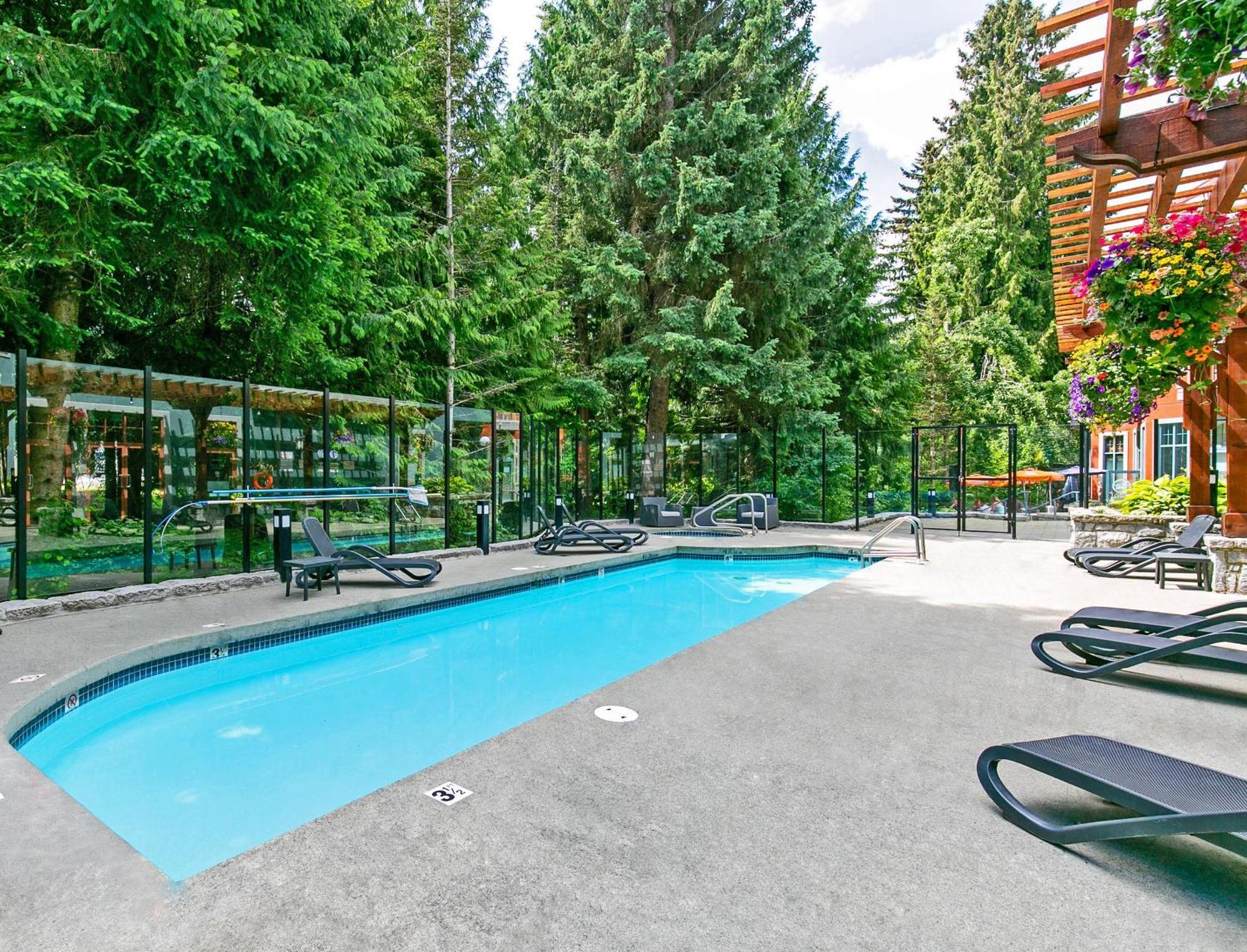 Alpenglow Lodge Studio With Pool Views By Mva Whistler Exterior foto