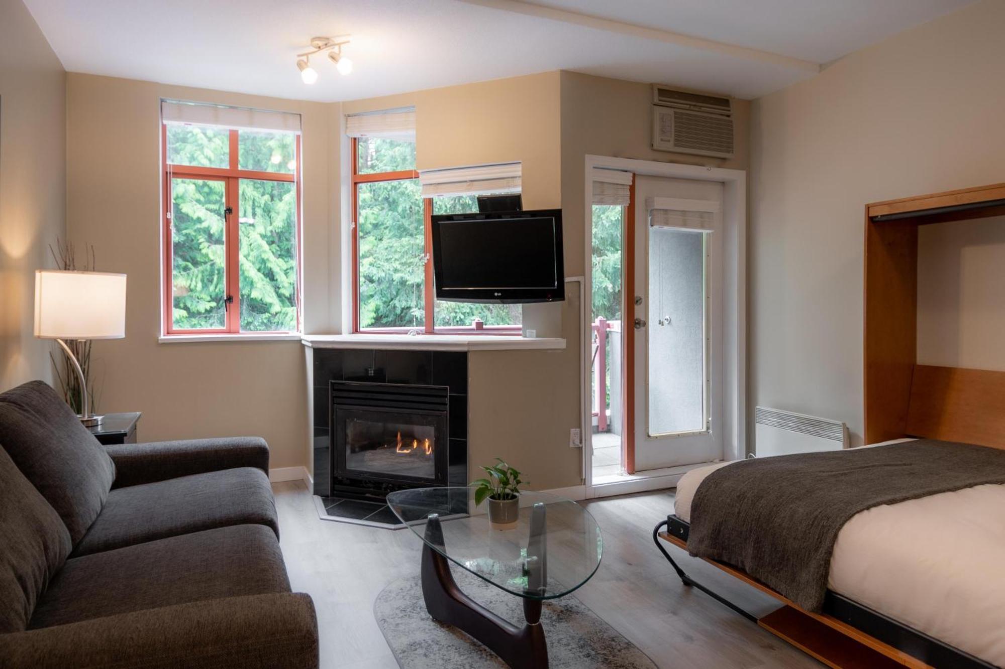 Alpenglow Lodge Studio With Pool Views By Mva Whistler Exterior foto